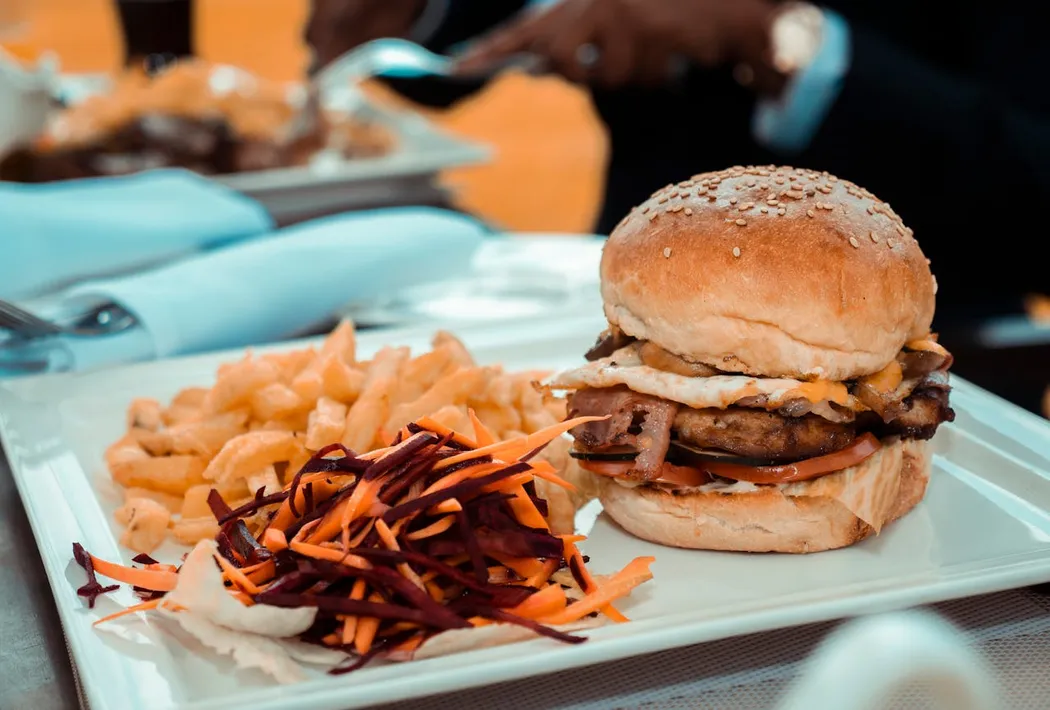 Co to jest street food i czym się różni od fast foodu?