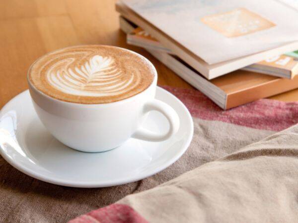Jaki stolik kawowy wybrać? Porównanie blatów ze spieku kwarcowego z innymi materiałami